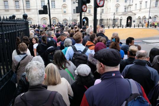 Miles de personas han abarrotado las calles de Londres para seguir el desfile y decir adiós a su monarca.