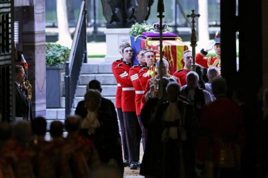 El féretro de Isabel II entra en el palacio de Westminster.