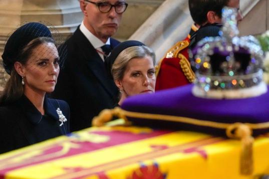 La princesa de Gales y la condesa de Wessex, mujer del príncipe Eduardo, dirigen una mirada triste al féretro de la reina.