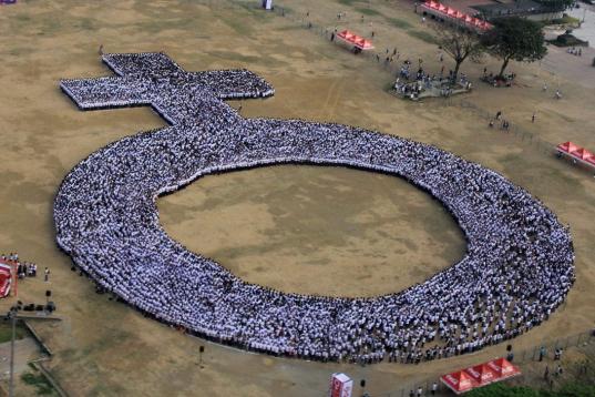 Cerca de 10.000 mujeres se han reunido en Manila para formar el símbolo de la mujer