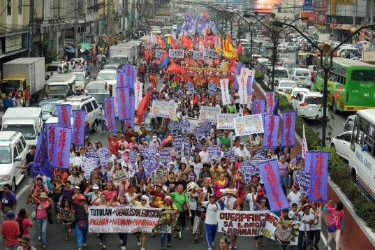 Activistas caminan hacia la presidencia del Gobierno para reivindicar los derechos de las mujeres