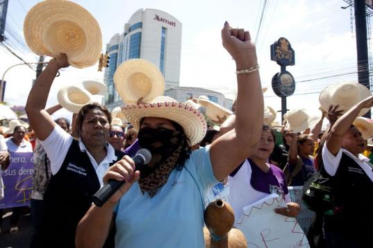 Mujeres de organizaciones feministas realizaron una manifestación cerca a la Casa Presidencial en Tegucigalpa exigiendo al Gobierno de Juan Orlando Hernández la investigación de los feminicidios y otras demandas en la víspera del Día Intern...
