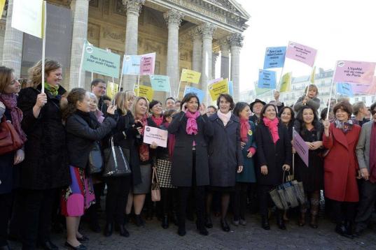 Anne Hidalgo, candidata socialista a la la alcaldía de París,  posa en el Panteón durante un evento para rendir homenaje a las mujeres que han contribuido a la historia de Francia.