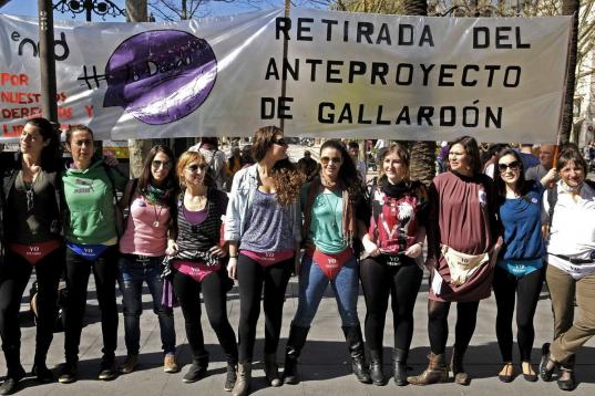 La organización Acciónenred ha organizado hoy en Sevilla una 'performance' sobre los obstáculos de la propuesta de ley de aborto del ministro Gallardón y en defensa de los derechos sexuales y reproductivos de la mujer. 