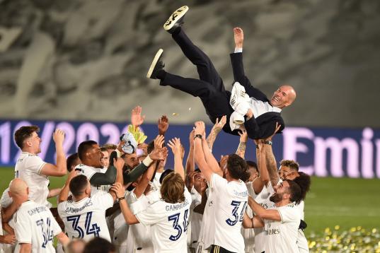 Zinedine Zidane, manteado por su plantilla