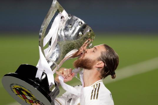 Ramos se hartó a besos al trofeo