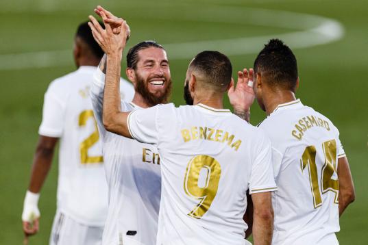 Sonrisas, abrazos y un par de goles de Benzema para hacer campeón al Real Madrid