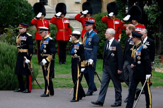 El rey Carlos III, la princesa Ana, el príncipe Guillermo, el príncipe de Gales, el príncipe Andrés, el príncipe Eduardo, el duque de Kent y el príncipe Harry llegan a la capilla de San Jorge.