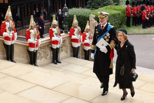 Felipe VI y su madre, la reina Sofía, llegan a la capilla de San Jorge del castillo de Windsor. La reina Letizia no ha podido asistir puesto que tenía que volar a Nueva York y el rey Juan Carlos ha declinado la invitación.