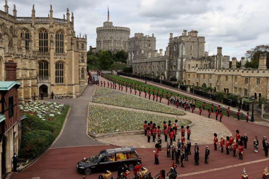 El coche fúnebre llega al castillo de Windsor para el sepelio de la reina.