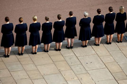 El personal del Palacio de Buckingham presenta sus respetos a la que ha sido su reina durante el funeral.