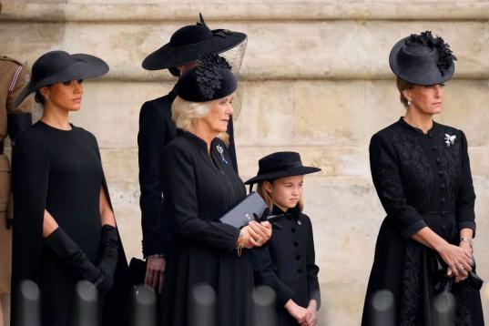 Meghan, Camilla, Kate (detrás), la princesa Carlota y Sophie despiden al cortejo fúnebre de la reina a bordo del carruaje estatal de armas de la Marina Real al finalizar el funeral.