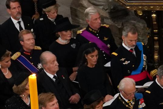 Los reyes de España y los reyes eméritos ha ocupado cuatro asientos contiguos en el funeral. Desde 2020 no había una foto de Felipe VI y su padre juntos.