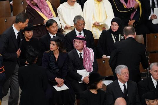 El rey Abdullah II y la reina Rania Al-Abdullah de Jordania en el funeral de Estado de la reina Isabel II.
