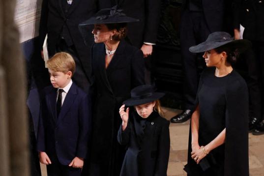 Kate Middleton junto a su cuñada, Meghan Markle, y sus hijos, mayores, Jorge y Carlota, en el funeral.
