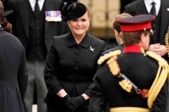 Sarah Ferguson, exmujer del príncipe Andrés, entrando en la abadía de Westminster antes del funeral.
