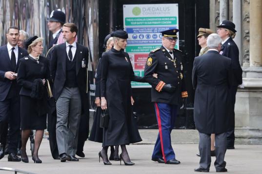 La reina Anne-Marie de Grecia, su hijo Pablo, Charlene y el príncipe Alberto II de Mónaco llegan a la Abadía de Westminster.