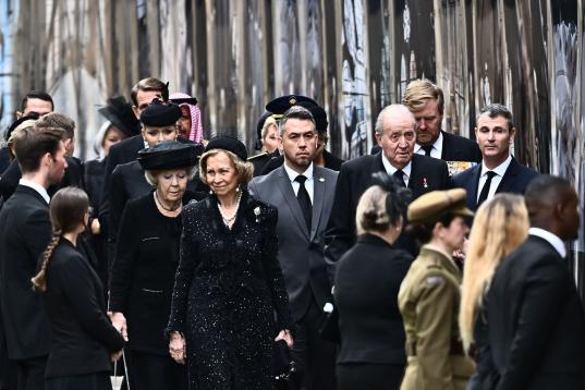 Los reyes eméritos, Juan Carlos I y Sofía, llegando al funeral de Estado.