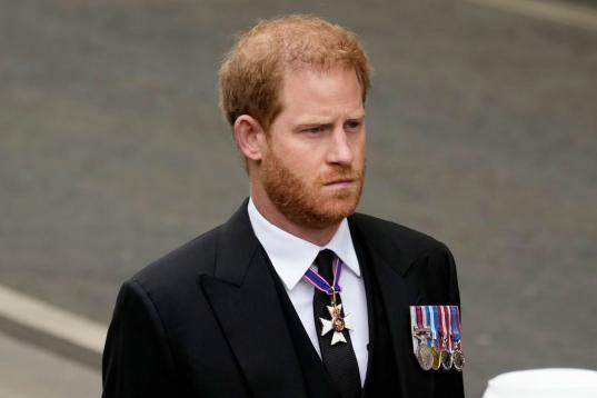 El príncipe Harry, sin uniforme, ha acompañado al féretro en segunda fila del cortejo fúnebre caminando al lado de su hermano.