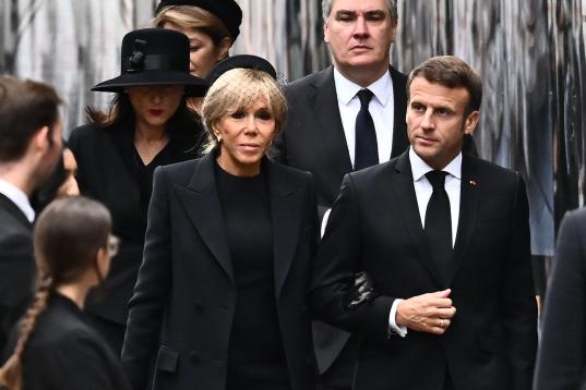 Emmanuel y Brigitte Macron a su llegada a la abadía de Westminster.
