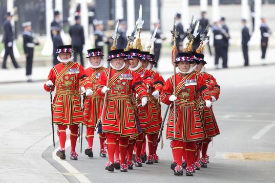 Guardia real dirigiéndose a la abadía de Westminster para el funeral.