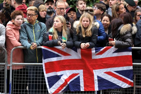 Británicos apostados en The Mall esperando para ver pasar el cortejo fúnebre.