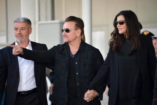 El cantante irlandés de U2 Bono y su esposa Ali Hewson