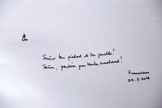 El mensaje que el papa Francisco ha escrito en el libro de invitados del museo durante su visita al campo de concentración. 
