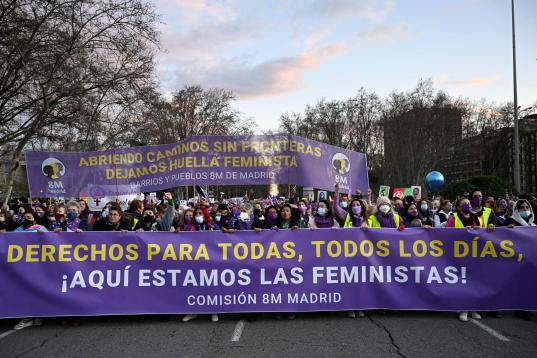 Cabecera de la manifestación principal en Madrid, con el lema "Derechos para todas, todos los días"