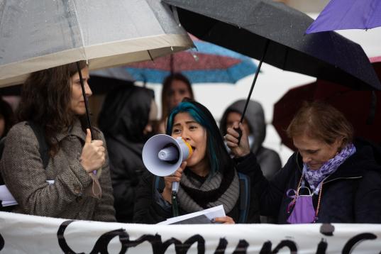 La periodista mexicana Paulina Alejandra Ríos alza la voz pese a la lluvia en Barcelona