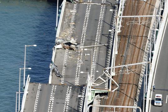 Un puente que conecta la ciudad con el aeropuerto de Kansai, totalmente destrozado tras el paso del tifón.
