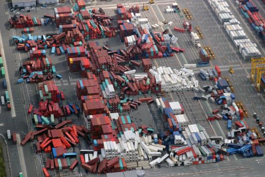 Vista aérea de cientos de contenedores caídos en un puerto en Osaka.