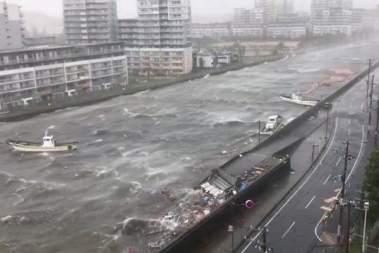 Los efectos del tifón en la ciudad de Nishinomiya.