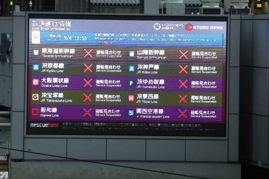Una pantalla informa de los trenes que han sido cancelados como consecuencia del tifón Jebi, en Osaka.
