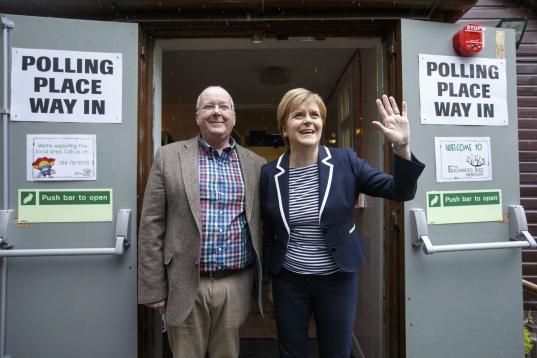 La ministra principal de Escocia, la independentista Nicola Sturgeon, ejerce su derecho al voto en un colegio electoral en Glasgow.