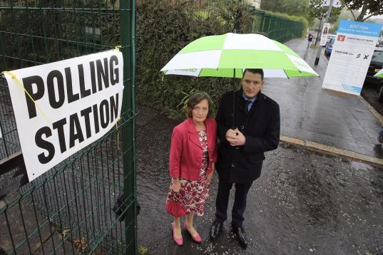 El candidato de Sinn Féin para Belfast Norte, John Finucane (d), junto a su madre, Geraldine Finucane.