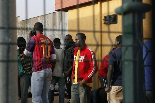 Un inmigrante luce una camiseta del Barça en el CETI.