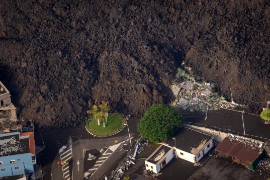 Una inmensa montaña de magma arrasan otro de los pueblos en su camino