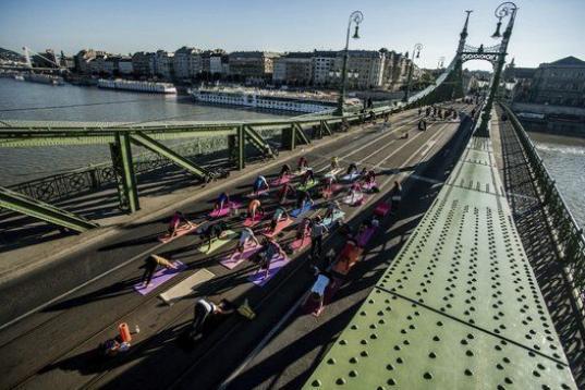 El Puente de la Libertad, situado en la ciudad de Budapest se ha cerrado al tráfico para la realización de ejercicios de yoga.
