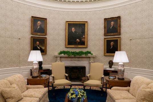 Quinteto de presidentes sobre la chimenea. Manda Franklin D. Roosevelt. 