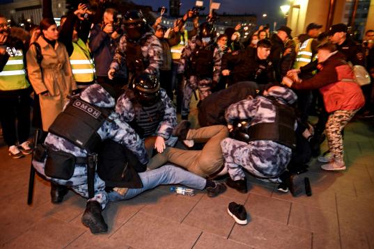 Detención en el suelo de un manifestante más ante la mirada de curiosos y medios