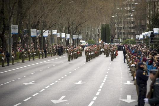 Los militares en el paseo por las calles de Madrid del féretro de Suárez.