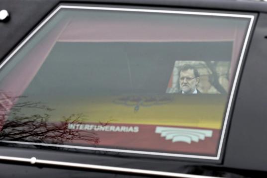 Mariano Rajoy observa el féretro.