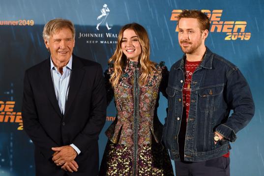Junto a Harrison Ford y Ryan Gosling en la presentación de la película 'Blade Runner 2049' en septiembre de 2017.