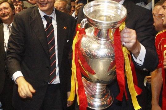 La Eurocopa de 2008. El rey bajó al vestuario de la selección española para celebrar la Eurocopa conquistada ante Alemania (1-0) e incluso hacerse una foto con el trofeo. 