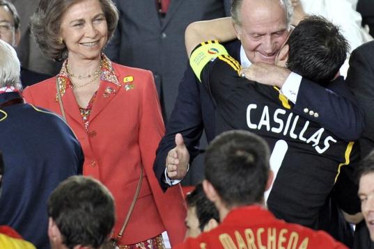 En la imagen, el rey felicita a Casillas en el palco por la Eurocopa de 2008.