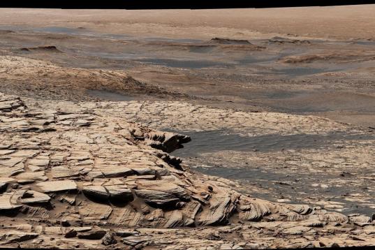 Panorámica de Marte compuesta por 28 imágenes tomadas por el vehículo Curiosity de la NASA.