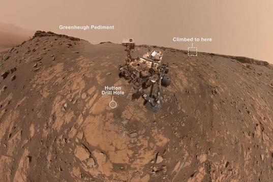 Selfie del vehículo Curiosity en Marte antes de alcanzar la cima de la colina Greenheugh Pediment, el terreno más empinado que jamás haya escalado.