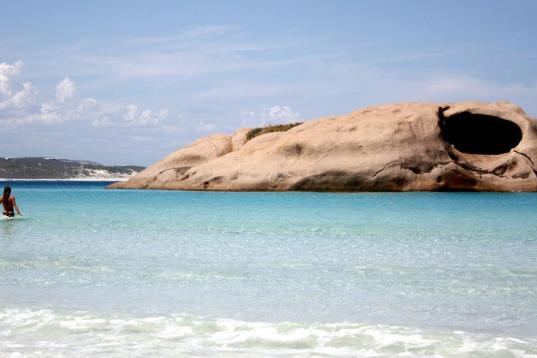 La playa de Esperance, en el oeste de Australia, es uno de esos paisajes naturales que impresionan desde el primer momento en que se ven. Aguas cristalinas, arena blanca, sin aglomeraciones… Y curiosas formaciones rocosas que parecen emerger d...