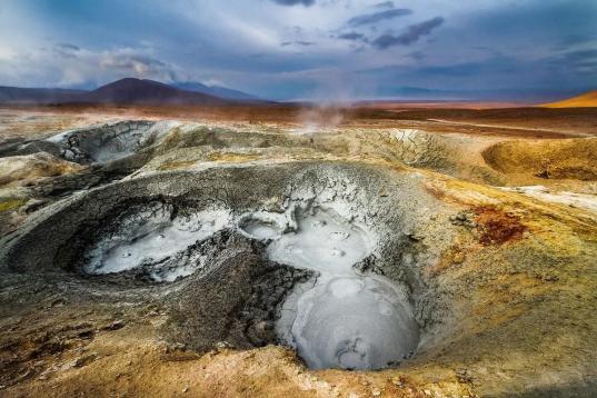 En Potosí, al sur de Bolivia, se encuentra la zona de Sol de Mañana, un lugar característico por su intensa actividad volcánica. Se pueden observar continuas columnas de humo y lava hirviendo, lo que provoca esa sensación de estar en una pe...